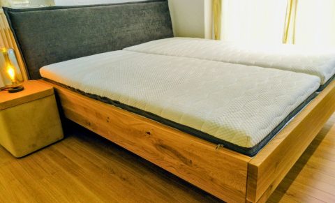 Ausstellungsstück Massivholzbett New York.