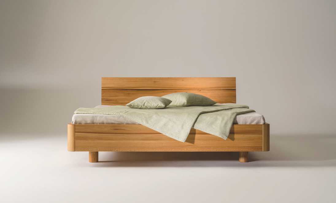 Frontalansicht Massivholzbett Auro von Feldkircher.
