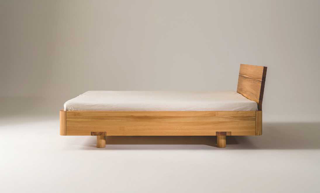 Massivholzbett Auro von Feldkircher in seitlicher Ansicht.