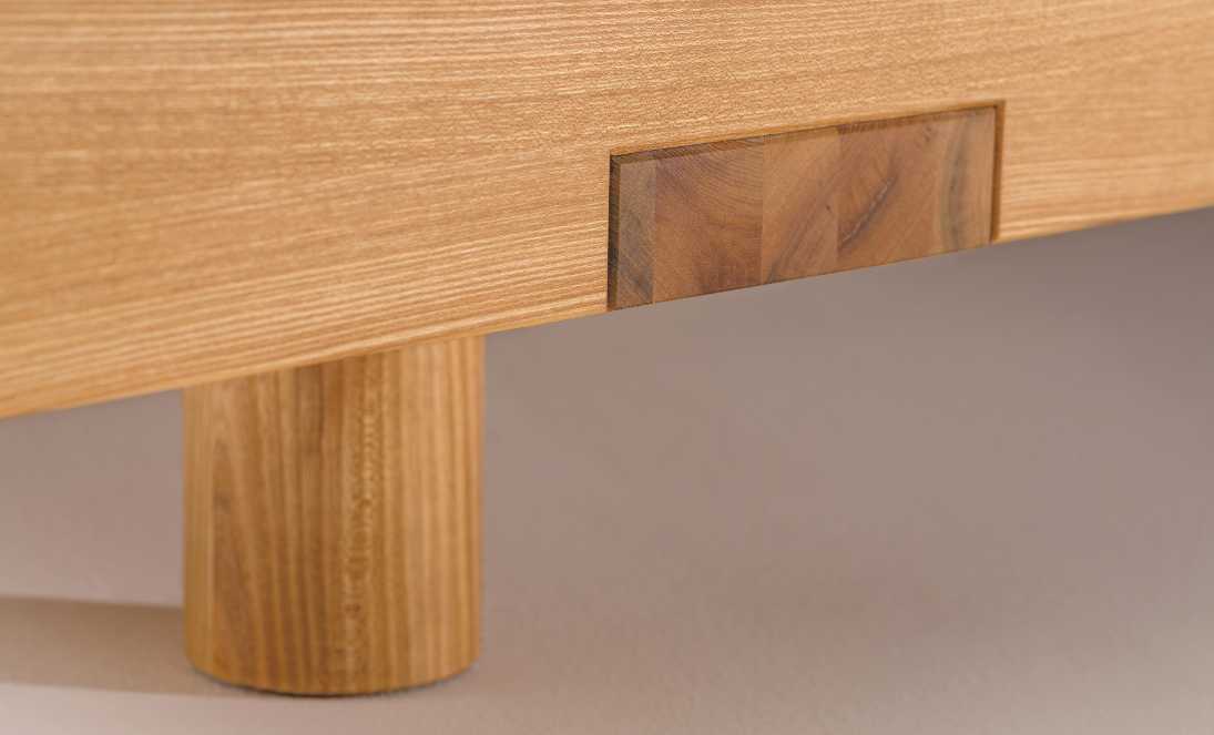 Rahmendetail des Massivholzbettes Auro von Feldkircher.