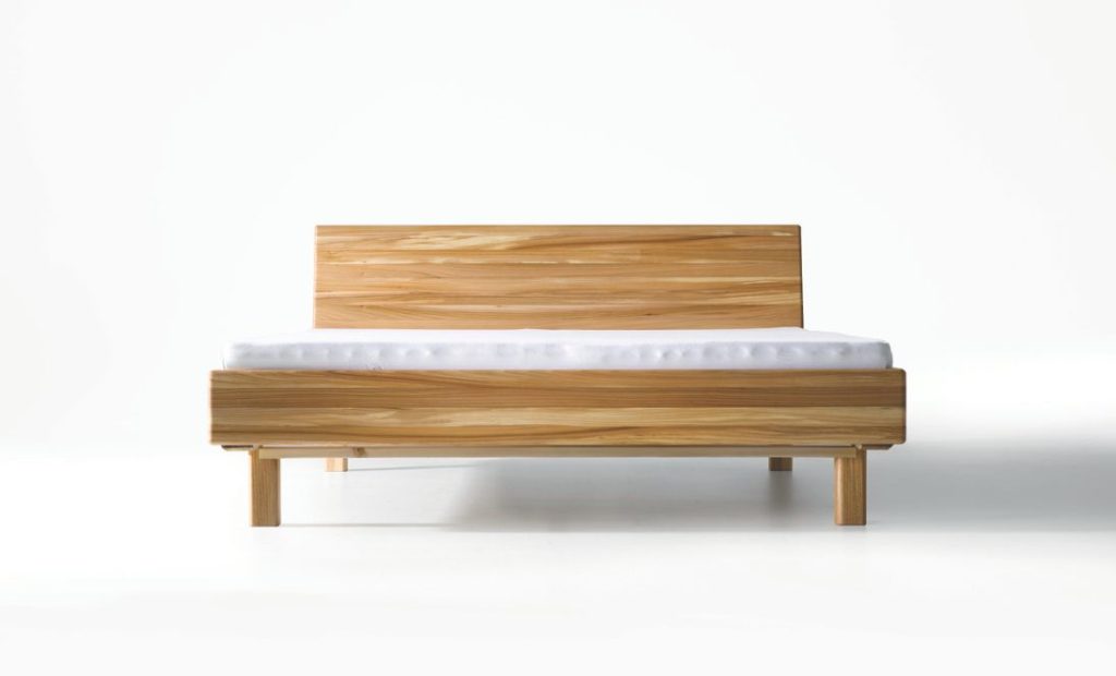 Hellbraunes Massivholzbett Ergonomia von Feldkircher mit Kopfteil. Frontalansicht, Hozlart Ulm.