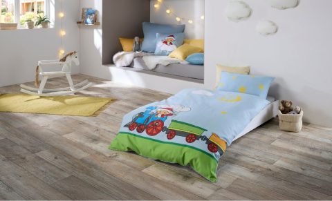 Sandmännchen in Lokomotive auf Kinderbettwäsche.