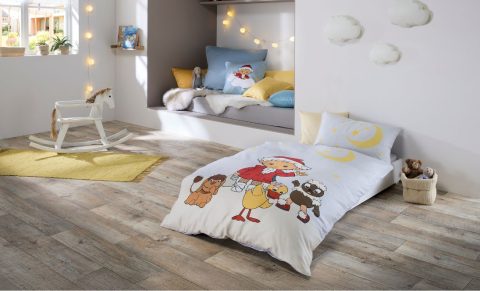 Sandmännchen mit Freunden auf Kinderbettwäsche.