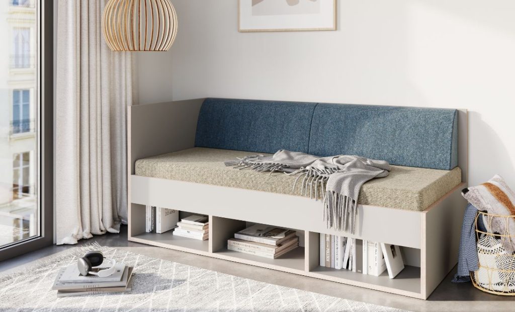 Bett Corner mit Regalfächern für mehr Stauraum.