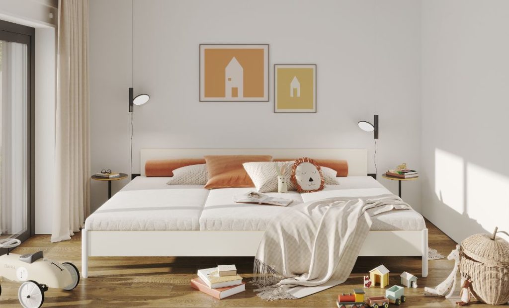 Familienbett Nait mit drei Matratzen mit Bettdekcen und Kopfkissen.