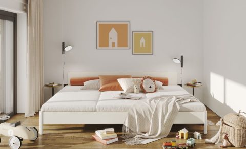 Familienbett Nait mit drei Matratzen mit Bettdekcen und Kopfkissen.